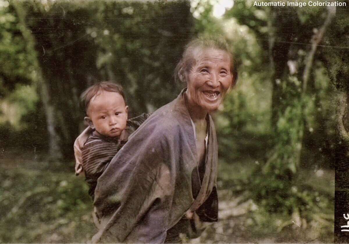 孫を背負ったおばあさん（1908年、Arnold Genthe氏撮影）