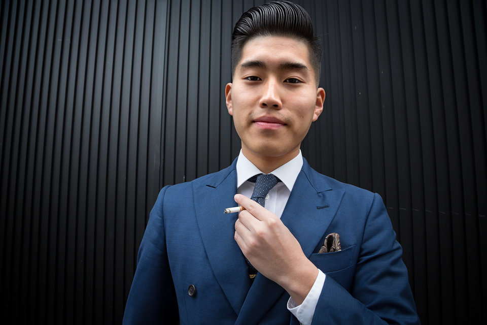 仕事の前に一服する男性