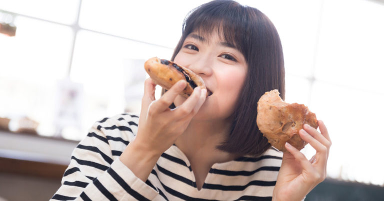 パンを食べる女性