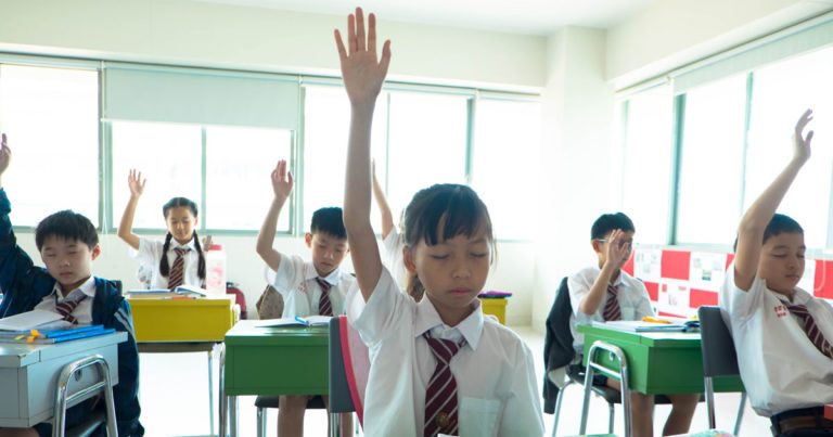 日本経済新聞が「タイの学校制服はタイ人から創造性を奪っている」と批判！？【タイ人の反応】