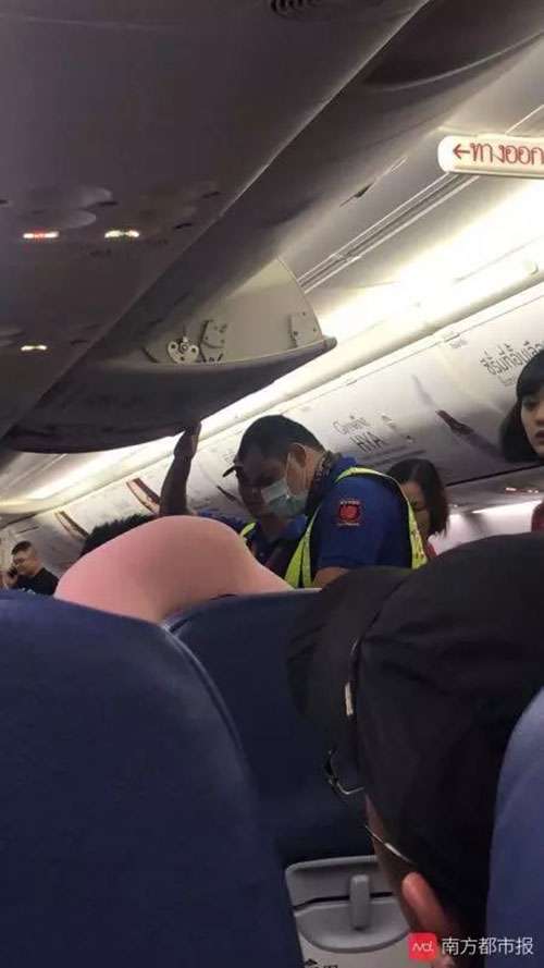 中国人がパニックになって飛行機の非常口を開けようとする
