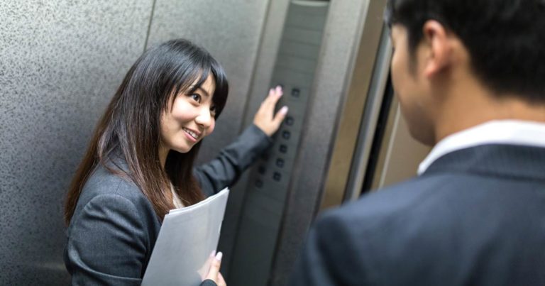 エレベーターと女性