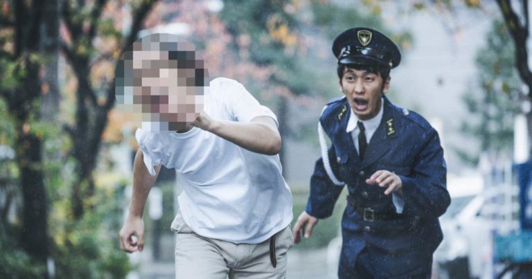 犯人を追いかける警察官