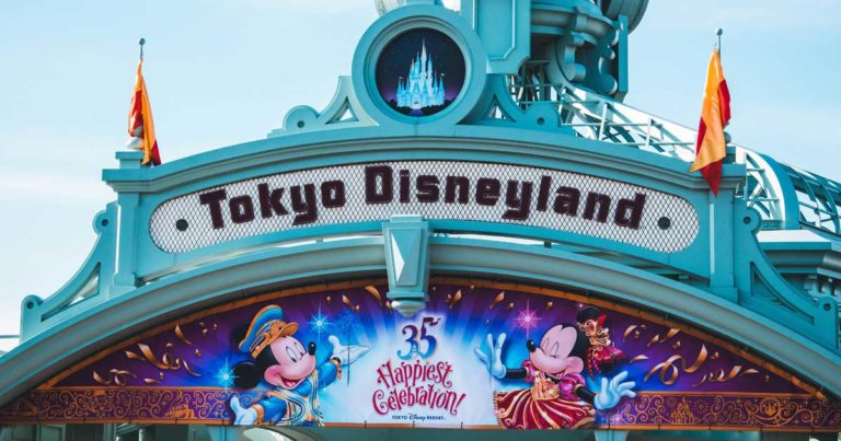 日本のディズニーランドの「退場アトラクション」がカオスすぎる！【タイ人の反応】