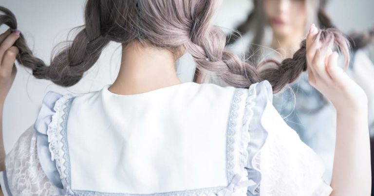 コスプレ、鏡の前の可愛い格好をした美少女