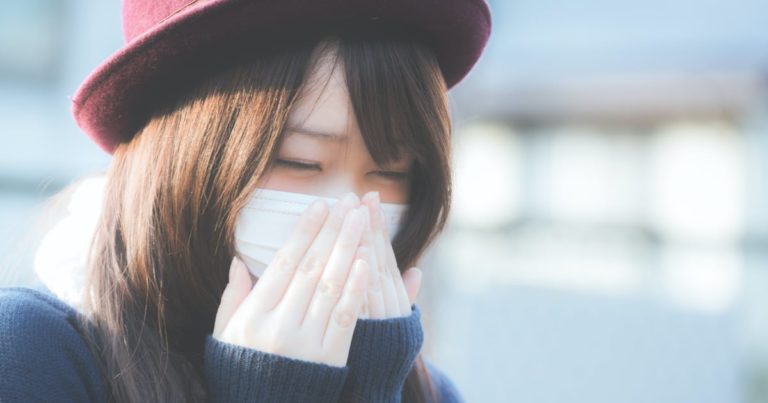 風邪をひいた女性