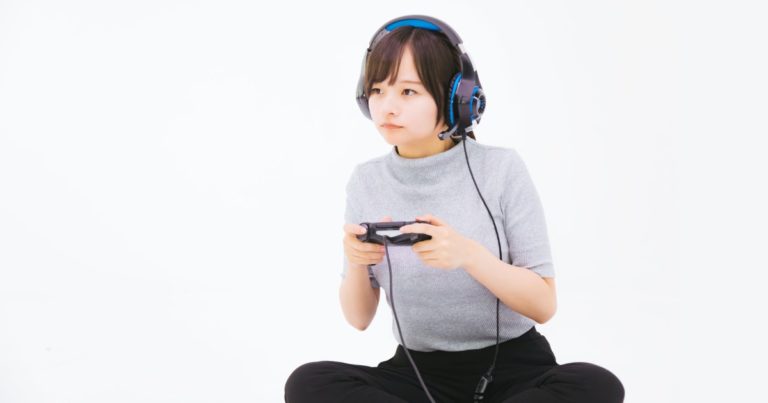 ゲームをする女の子