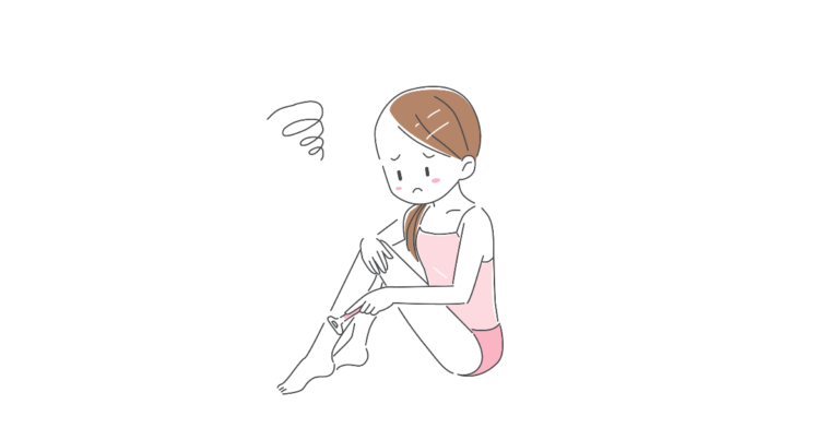 すね毛を剃る女性