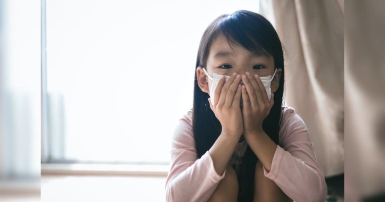 マスクをする女の子