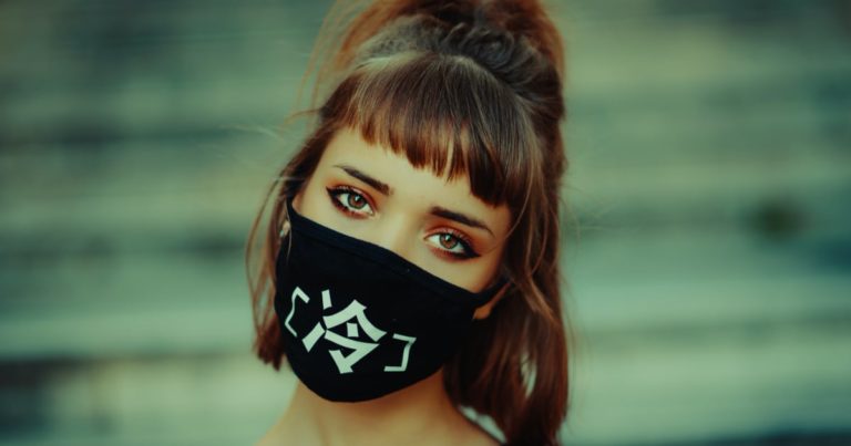 黒マスクをする美人外国人
