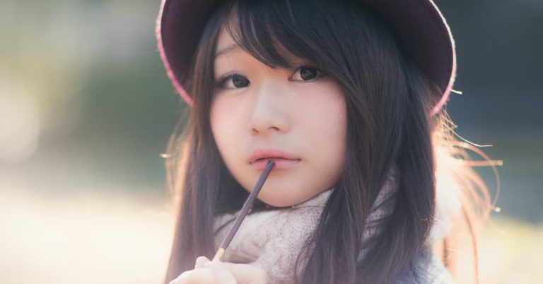 チョコを食べる美少女