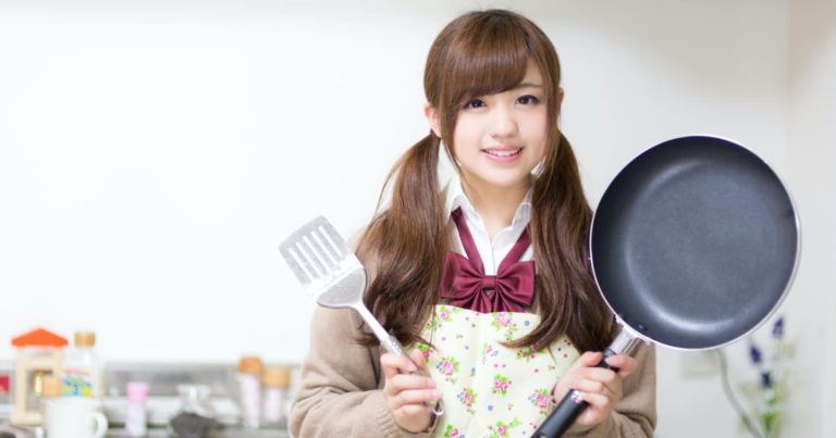 料理をする美少女