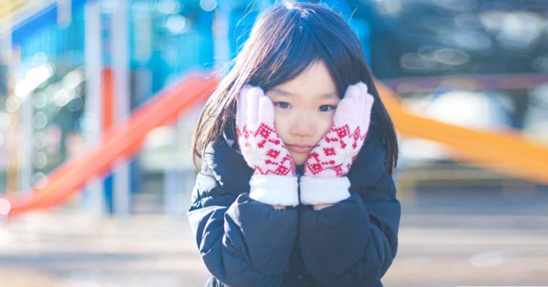 ほっぺを抑える可愛い女の子