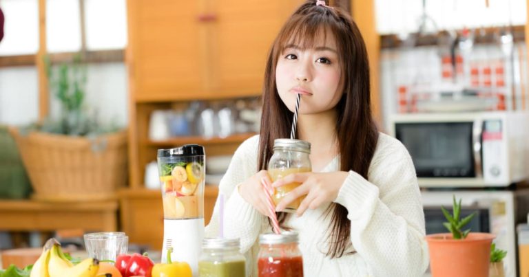 スムージーを飲む美少女