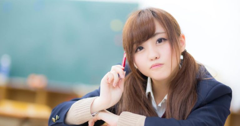 考える（悩む）女子高生の美少女