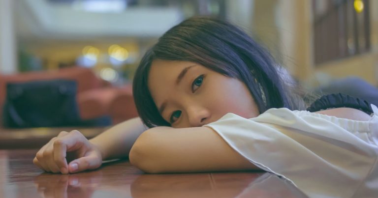 こちらを見る美少女
