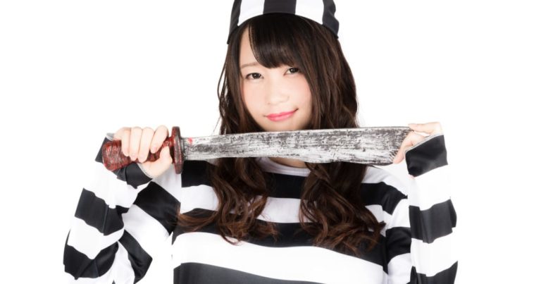 囚人服を来た美少女