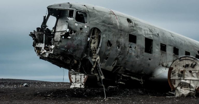 ボロボロになった飛行機