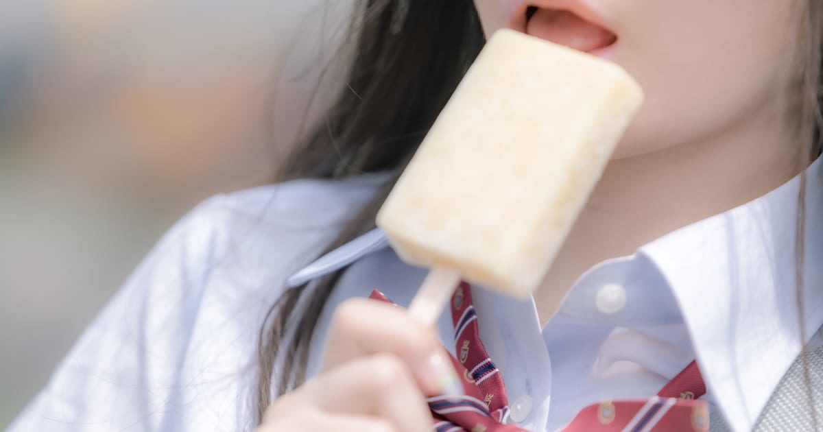 アイスクリームを食べる女子高生