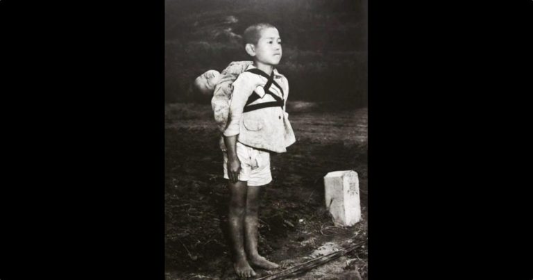 焼き場に立つ少年