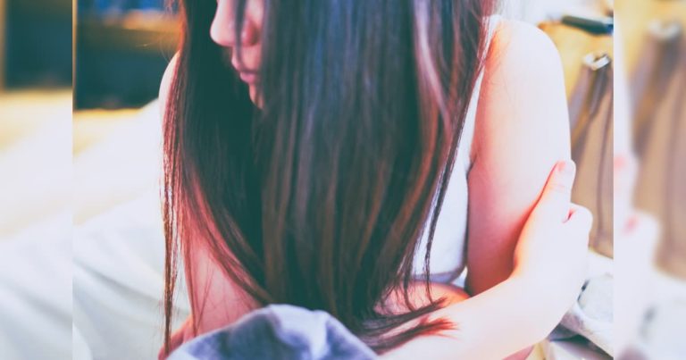 少し肌寒そうな女性