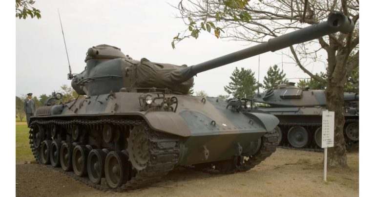 日本のユーチューバーが「戦車」で松屋に行った結果！【タイ人の反応】