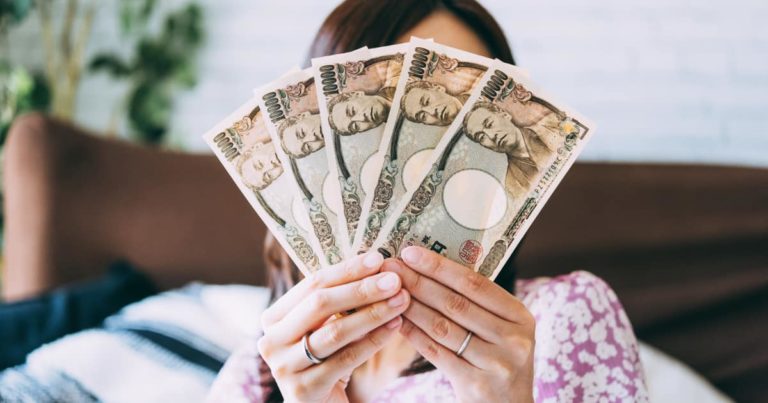 1万円札を持つ主婦