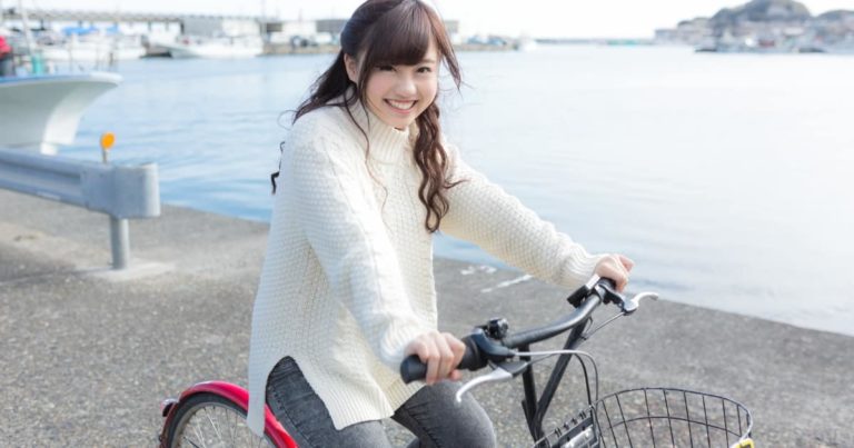 自転車に乗る美少女