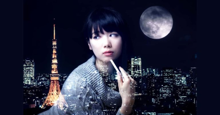 都会の東京と月に合成した美女