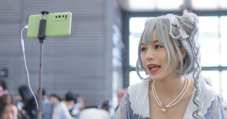 コスプレ写真を撮影中の美少女