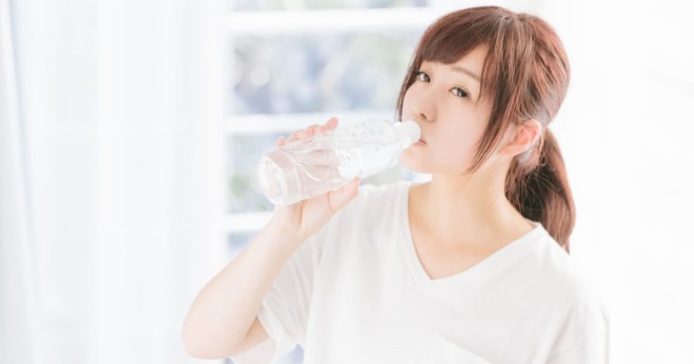ペットボトルで水分補給する美少女