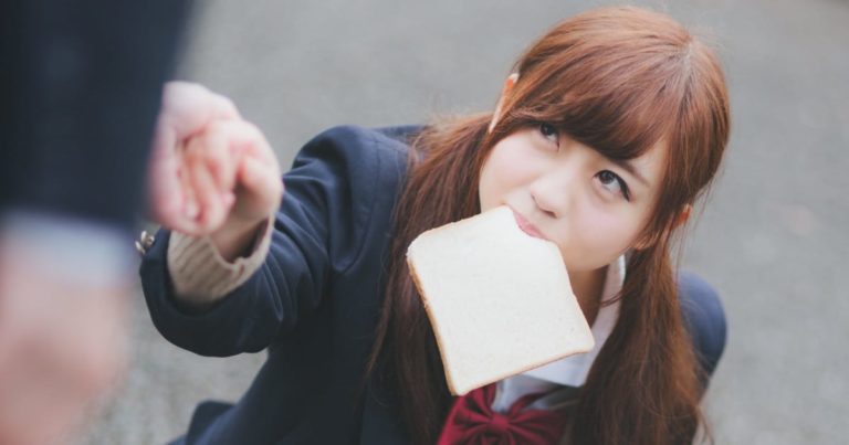 パンをくわえながら助けられる女子高生