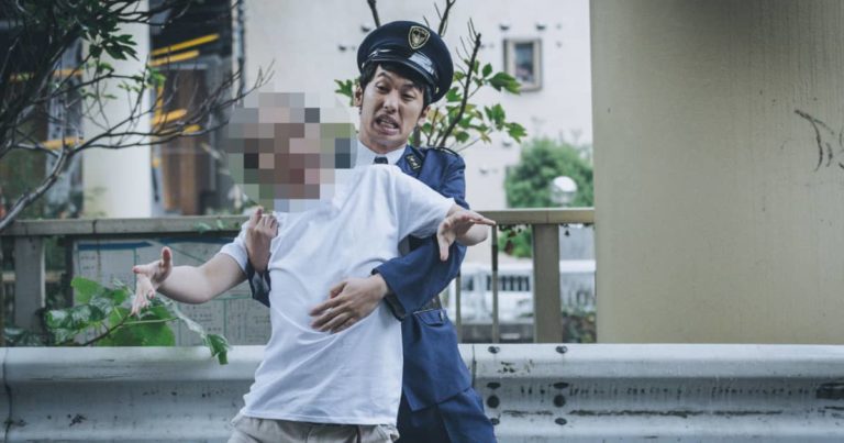 警察官（警官）に確保された犯人