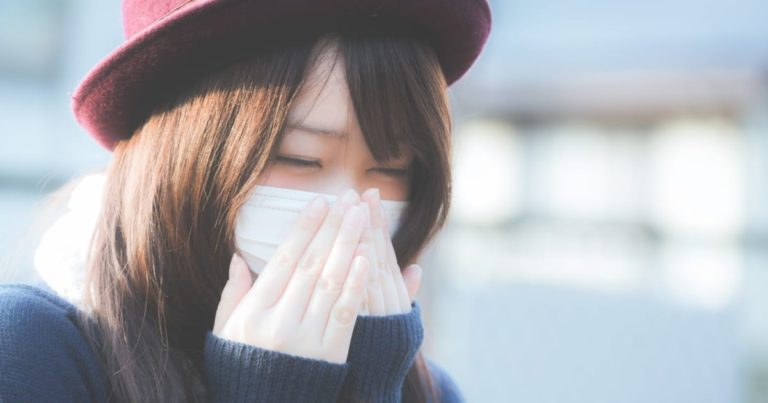 マスクをする美少女