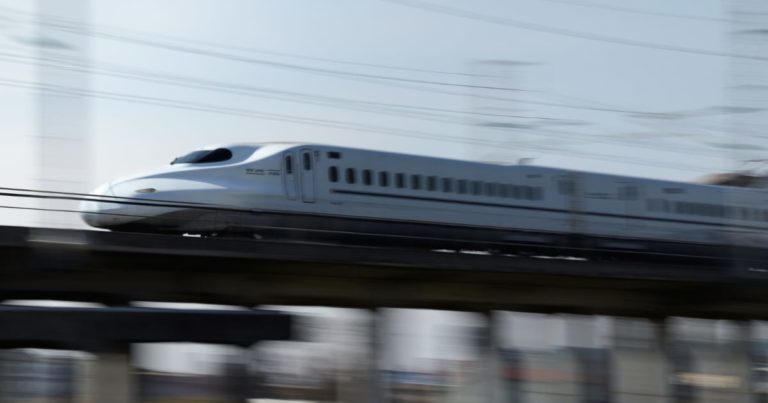 空気を切り裂いて走行するN700系新幹線