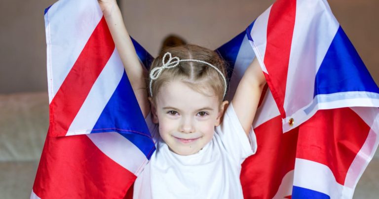 イギリスの国旗を持つ可愛い女の子