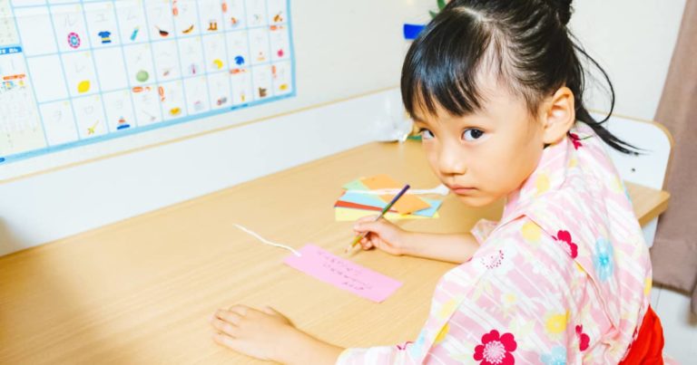 何かを書く女の子