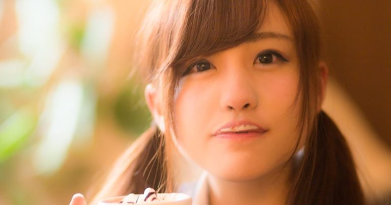 口に何かつけた美少女（女子高生）