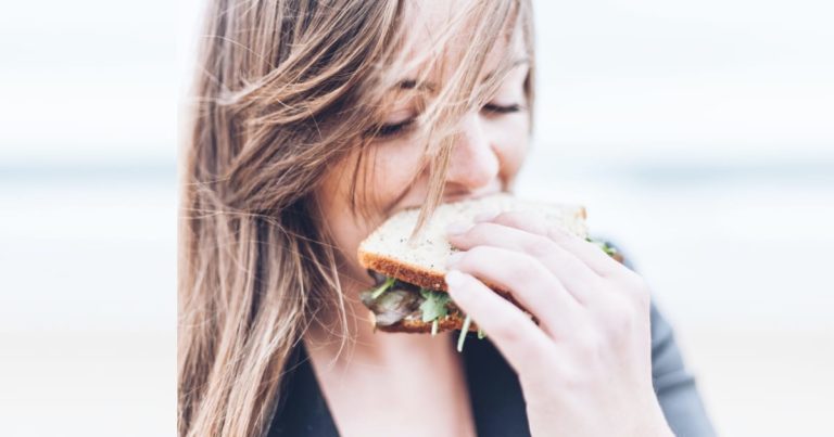 サンドイッチを食べる外国人美女