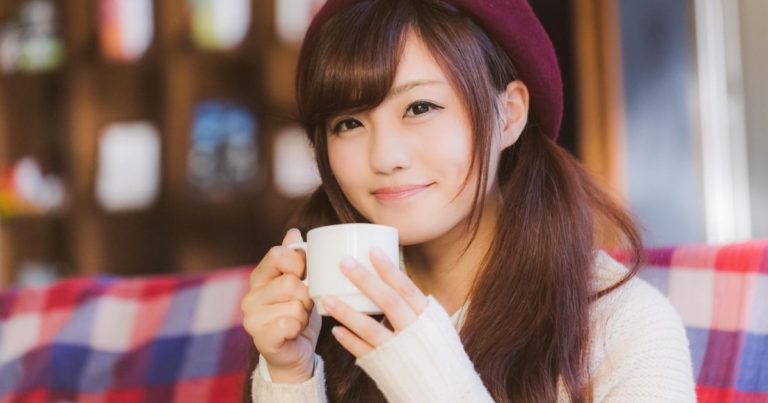 コーヒーを飲む美少女