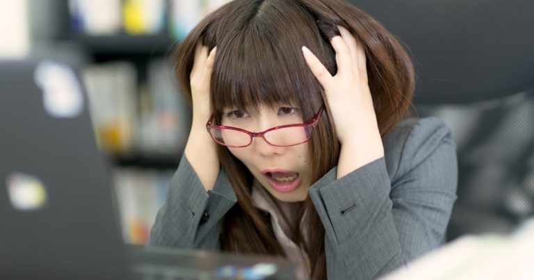 オフィス（職場）で頭を抱えるOL
