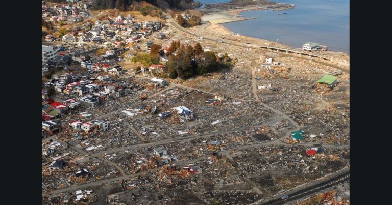 岩手県上閉伊郡大槌町の吉里吉里地区の津波の一週間後の航空写真