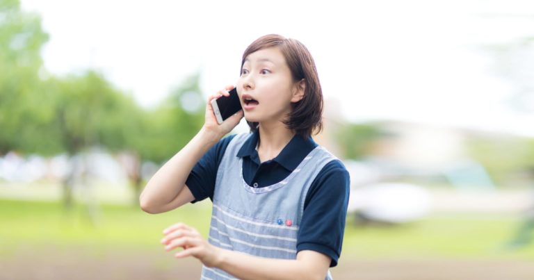 電話に驚く女性