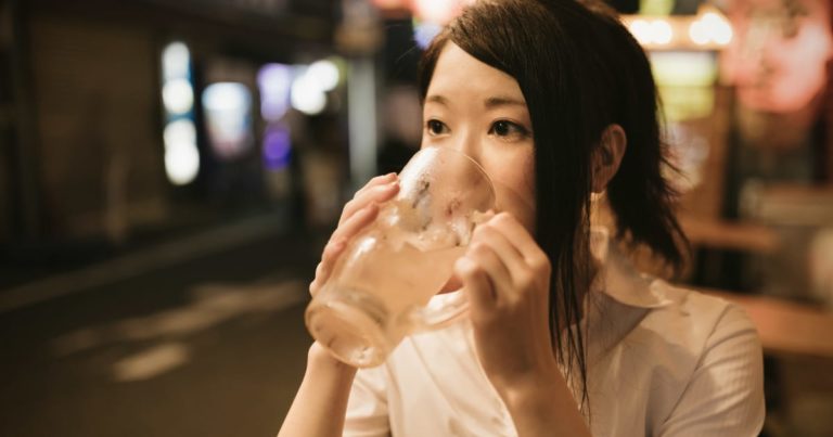 大ジョッキで飲む美人