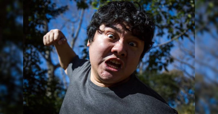 喧嘩、ケンカ、拳を振り上げる殴る男