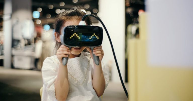 AR（VR）をする女の子