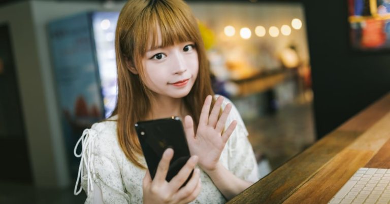 iPhoneを持つ美少女