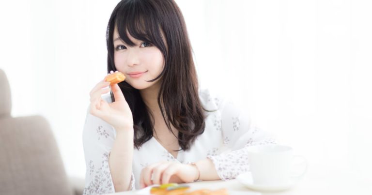 エクレアを食べる美少女
