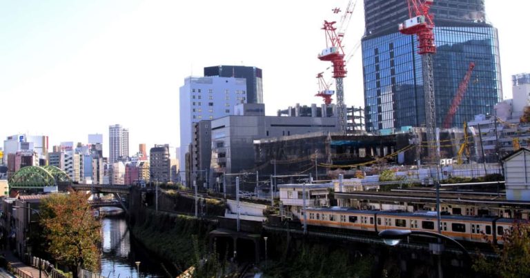 日本の電車が交差する写真が凄すぎて「レアすぎる」「情報量が多い」と話題に！【タイ人の反応】
