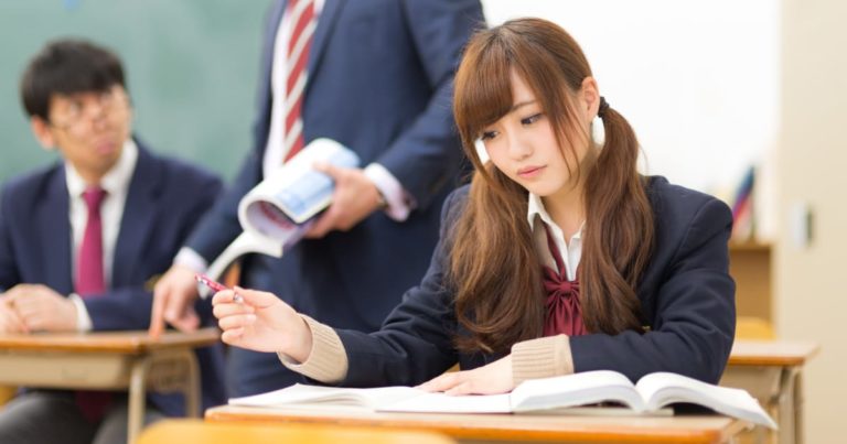 授業を受ける美少女女子高生